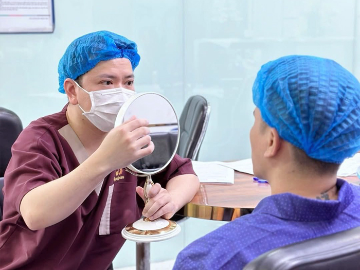 tham khảo bác sĩ trước khi thẩm mỹ